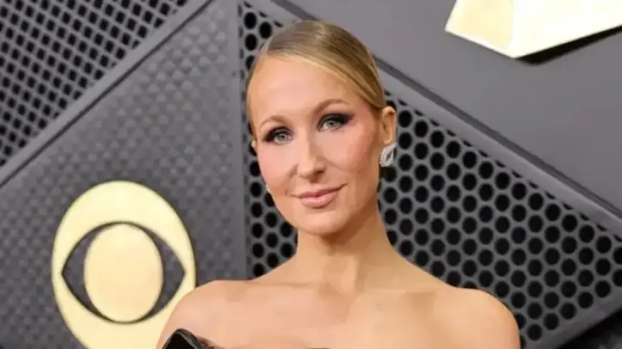 Nikki Glaser Shines in Latex Dress, Showcases Legs at 2026 Grammys