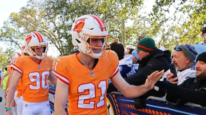 Lightning Don Bucs Gear, Bruins Sport Patriots Jerseys at Outdoor Game