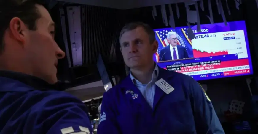 Hedge Funds Cut North America Stakes Amid Trade, Dollar, and Megacap Struggles