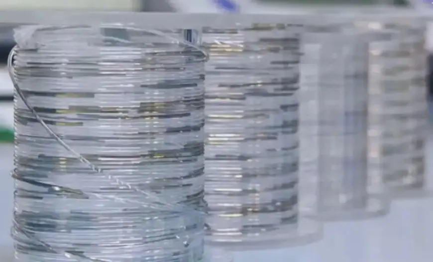 Microcircuit Thrives Within Hair-Thin Thread: A Technological Breakthrough