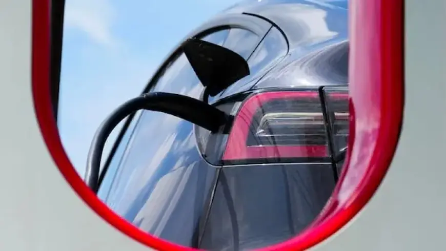 Ottawa Plans to Revive EV Incentives in Auto Strategy, Sources Say