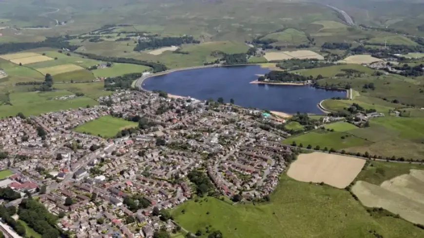 Plane Crashes Near UK Beauty Spot, Spurring Emergency Response and Local Warnings