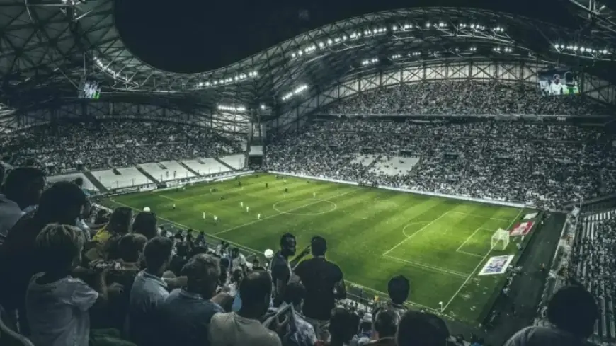 Velodrome Fans Protest OM Players and Management with Hostile Banners