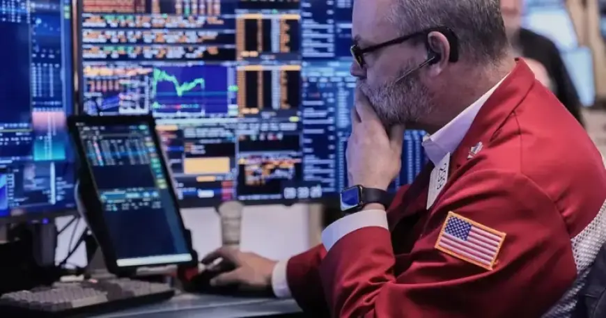 Wall Street Wavers as Tech Stocks Plummet Again