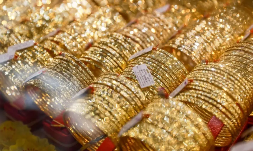 Gold price today holds near $4,964 as traders watch rates and the dollar