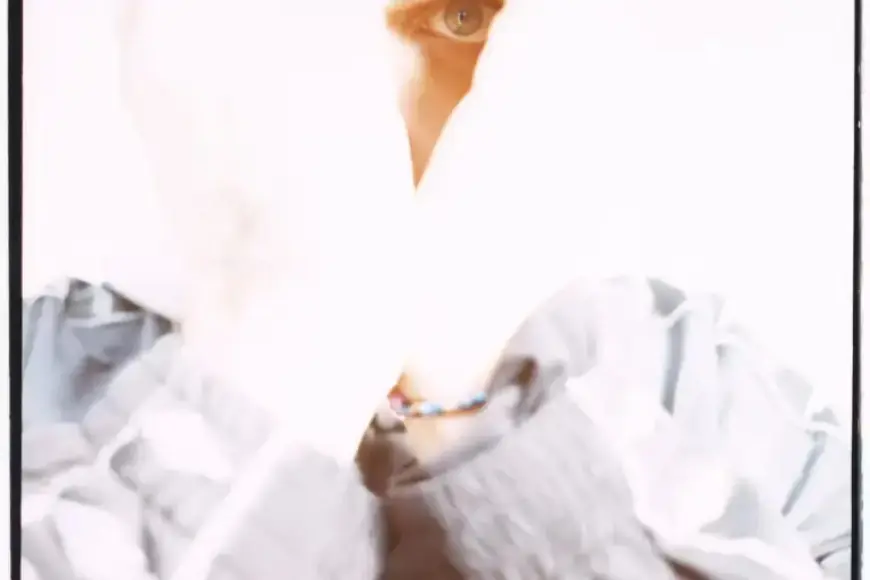 Pop Icon Robbie Williams Evokes Nostalgia