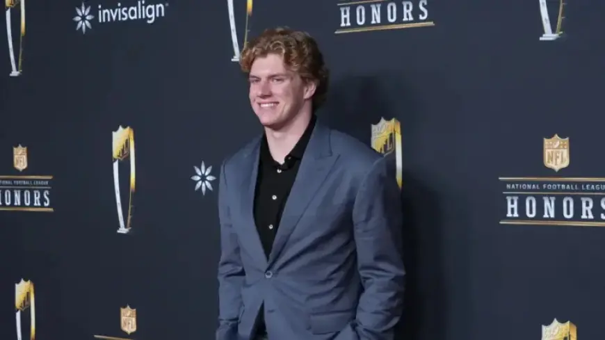 Carson Schwesinger Wins Defensive Rookie of the Year Award