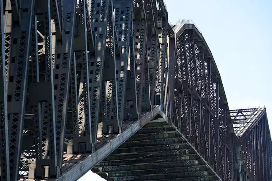 Unresponsive Body Spotted on Québec Bridge Structure