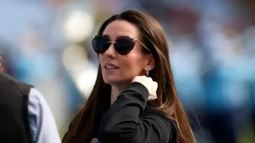 Jordon Hudson Teases Robert Kraft with “Orchids of Asia” T-Shirt Stunt