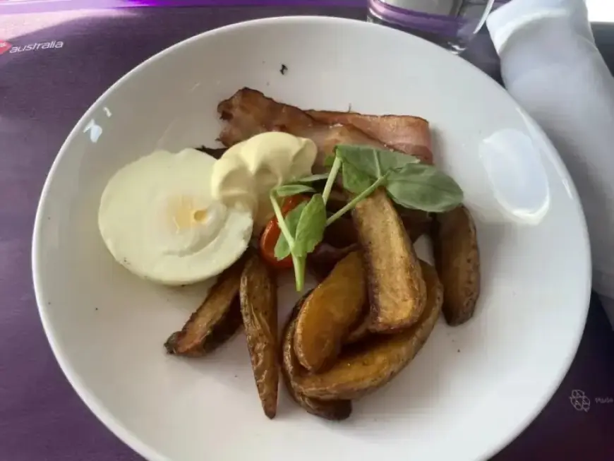 Disappointing Business Class Meal: Soggy Wedges and Cold Egg Dish Served