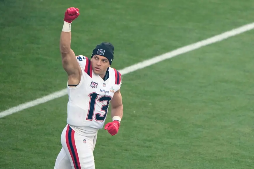 Mack Hollins’ Super Bowl outfit and barefoot routine steal pregame spotlight