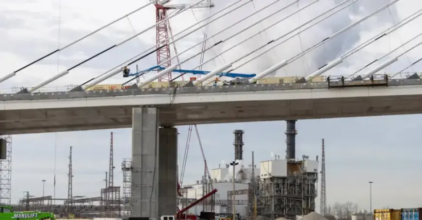 Trump Threatens to Block US-Canada Bridge, Urges Ottawa for Talks