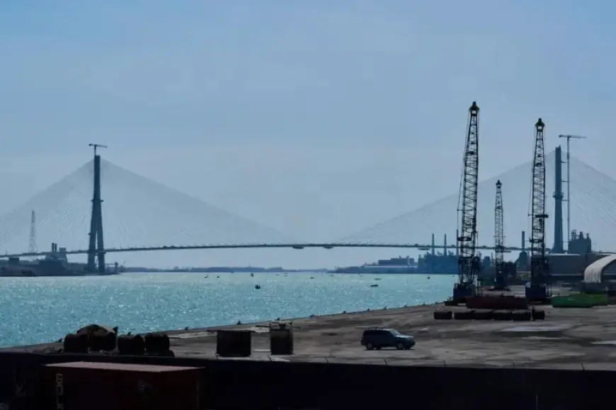 Trump Threatens to Block Detroit-Canada Bridge Amid Trade Dispute