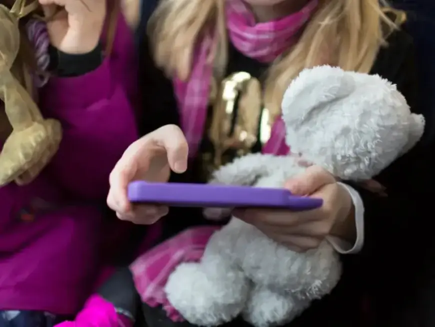 Instagram and YouTube Addiction Debated by Jurors