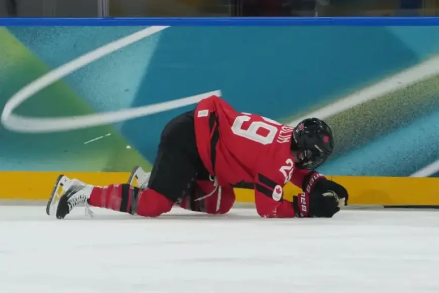 Top Women’s Hockey Player Suffers Unexpected Injury