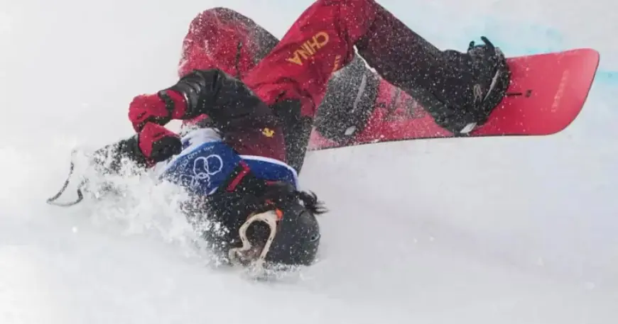 Chinese Snowboarder Injured in Frightening Olympic Fall, Leaves on Stretcher