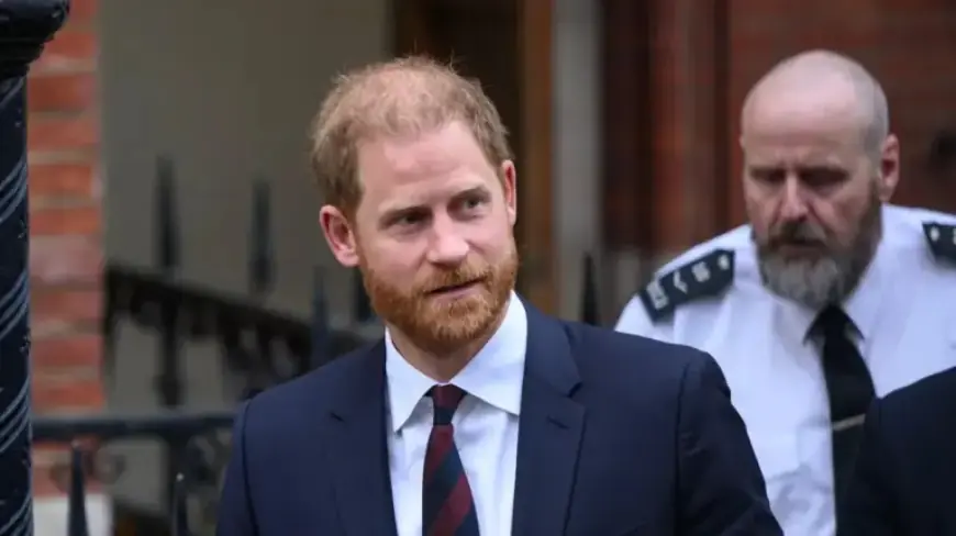 Ex-Daily Mail Editor Defends Reporters Vigorously at Hacking Trial