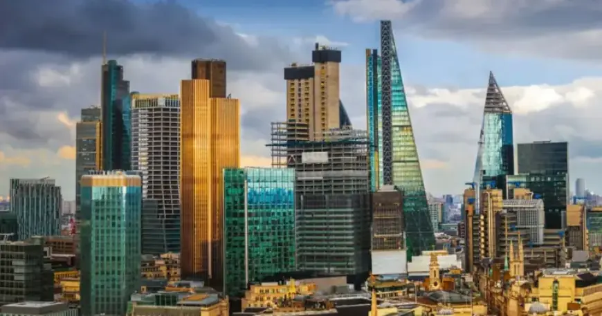 FTSE 100 to Hit Record Open Amid Underwhelming GDP Growth Forecast