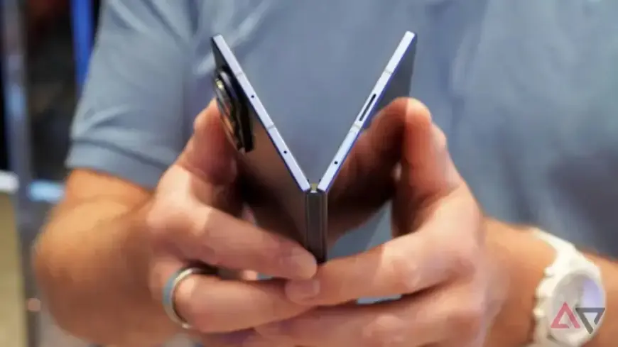 Samsung Unveils the Wide-Body Galaxy Fold