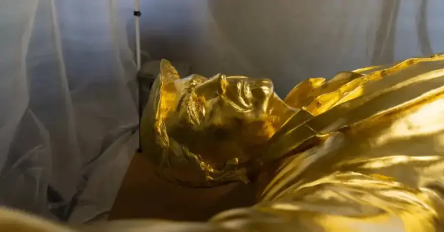 Trump’s Self-Promotion Fuels an American Cult of Personality