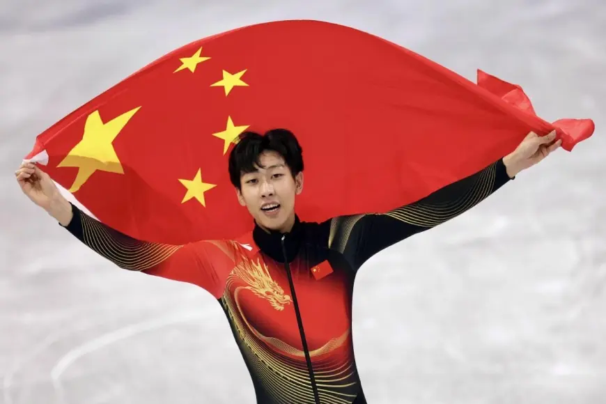 Men's Team Pursuit Speed Skating: Nations Jockey for Position at Milano-Cortina