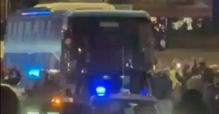 Napoli Team Bus Reaches Maradona Stadium to Enthusiastic Fan Welcome [VIDEO]