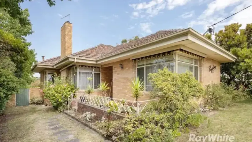 Investors Battle in Melbourne Auction, Driving Malvern East Home $600K Over Reserve