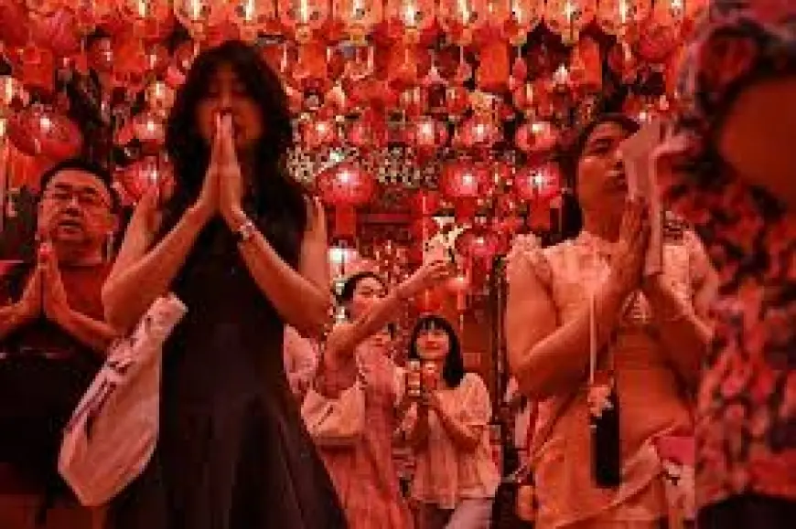 Photographs of the año nuevo lunar capture tradition and spectacle as some galleries face access problems