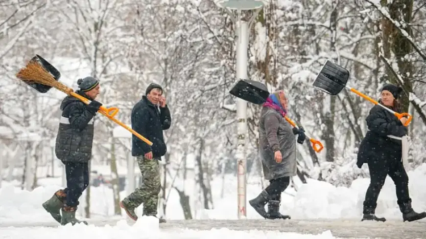 Heavy Snowfall Blankets Bucharest, Disrupts Transport Services