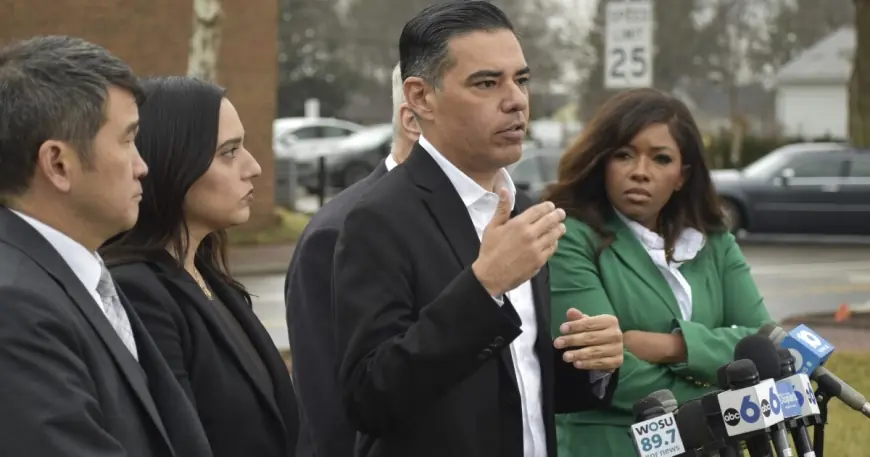 Mogul Les Wexner Calls Himself 'Naive' as House Democrats Press Ties to Jeffrey Epstein