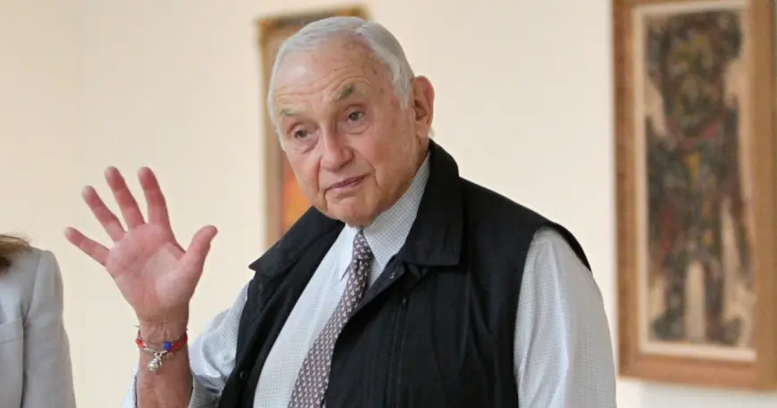 Retail mogul Les Wexner Tells Lawmakers He Was 'Naive' and 'Conned' by Epstein