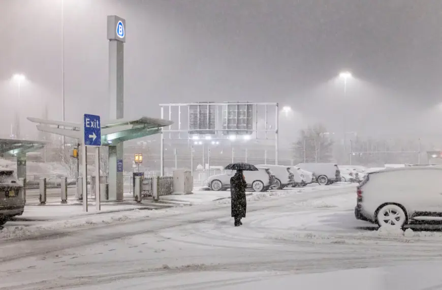 Boston Blizzard 2026 LIVE: 212,000+ Without Power — National Grid, RI Energy Outage Map, MBTA, WCVB Weather and Snow Totals