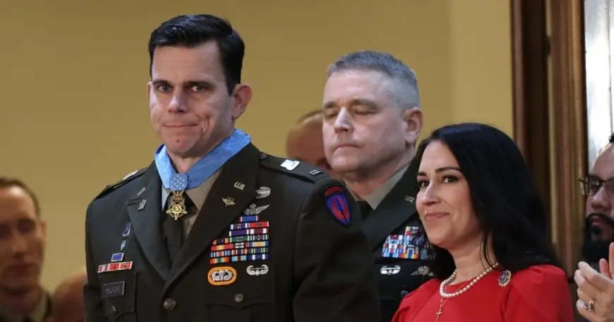Trump awards Congressional Medal Of Honor to pilot injured in Maduro raid