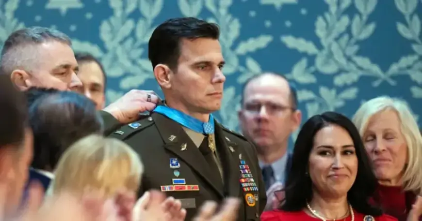 Trump Honors Pilot Who Captured Maduro in Photogenic Ceremony