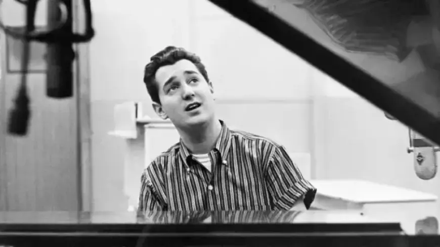 Legendary Singer-Songwriter Neil Sedaka Dies at 86