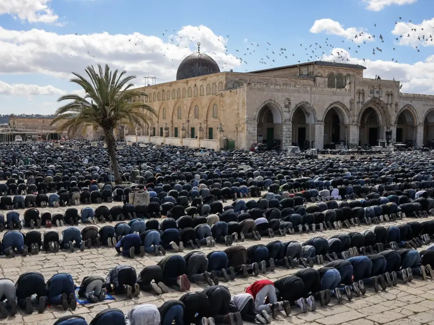 Jerusalem: 100,000 pray at Al-Aqsa amid Ramadan access limits