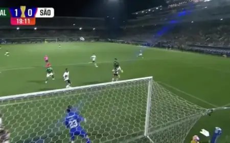 Flaco López’s Potent Header Threatens São Paulo’s Goal