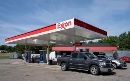 Xom Stock surge and Chevron gains: why xom stock and other energy names climbed after the Iran weekend