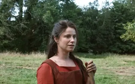 Jessie Buckley Dedicates Actor Award Win to ‘Hamnet’ Co-Star Emily Watson