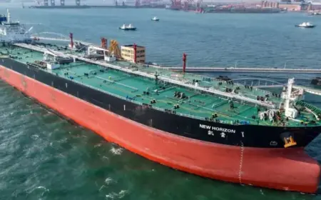 Gulf Oil Giants Slash Output, Amplifying Market Chaos