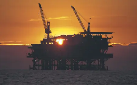FTSE 100 Tumbles: Oil Surges Past $100, Rate Cut Hopes Fade