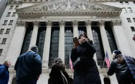 Global Stocks Plunge as Oil Surges to $100 Per Barrel