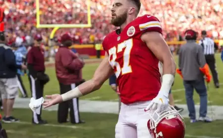 Report: Travis Kelce to Stay with Chiefs Through 2026