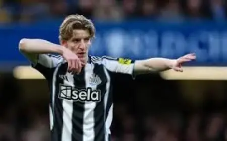Roy Keane Criticism In Newcastle Sparks Howe Defence After Gordon Illness