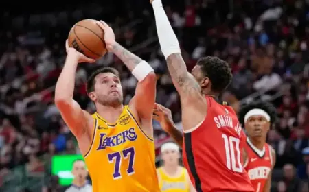 Lakers Dominate Rockets, Claim Sixth Straight Victory