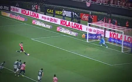 Armando González Scores Chivas’ Third Goal Against León in Penalty Shot