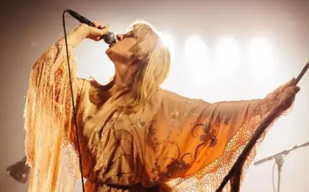 Rebecca Lucy Taylor Shines in West End’s ‘Teeth ‘n’ Smiles’ Review