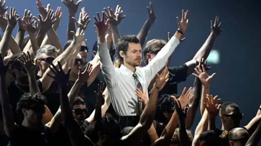 Harry Styles Illuminates BRIT Awards with Debut Performance of ‘Aperture’