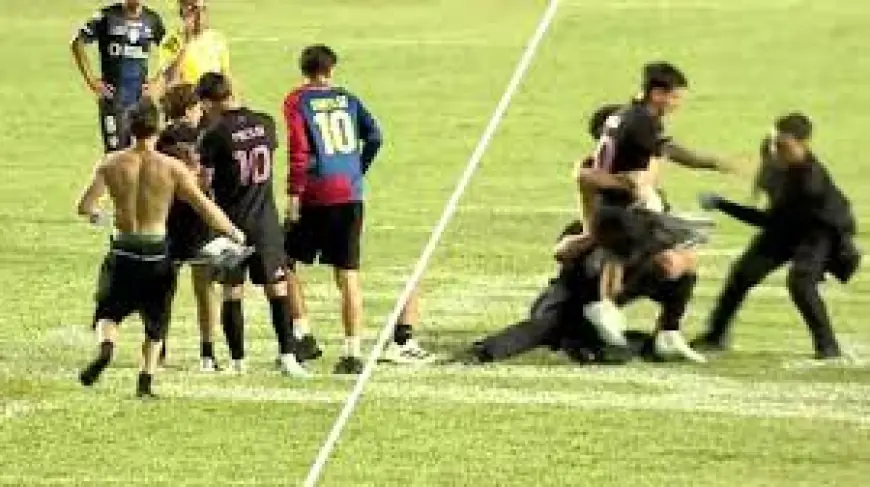 Fans tackle Messi after pitch invasion during Puerto Rico friendly
