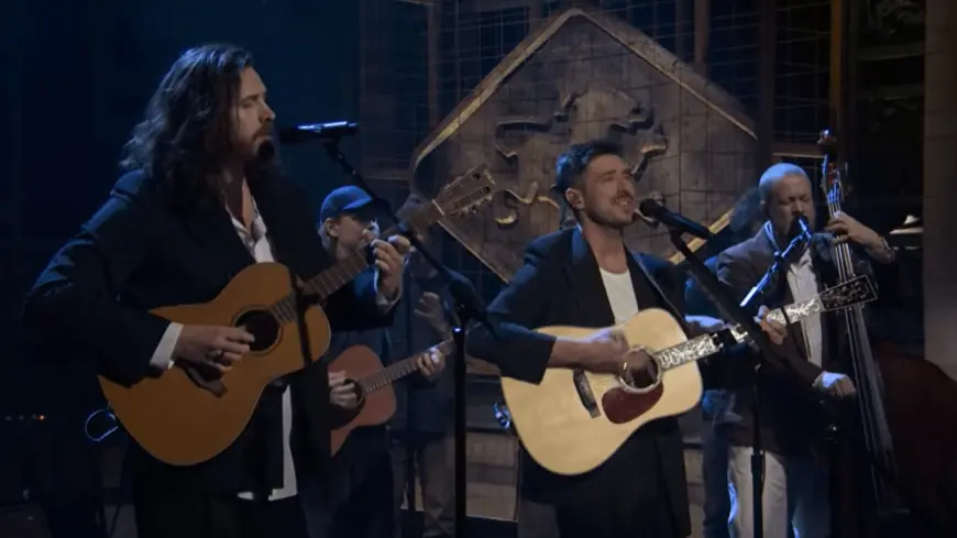 Sierra Ferrell Joins Mumford & Sons on SNL as Hozier and Aaron Dessner Elevate Live ‘Rubber Band Man’ and ‘Here’ Sets